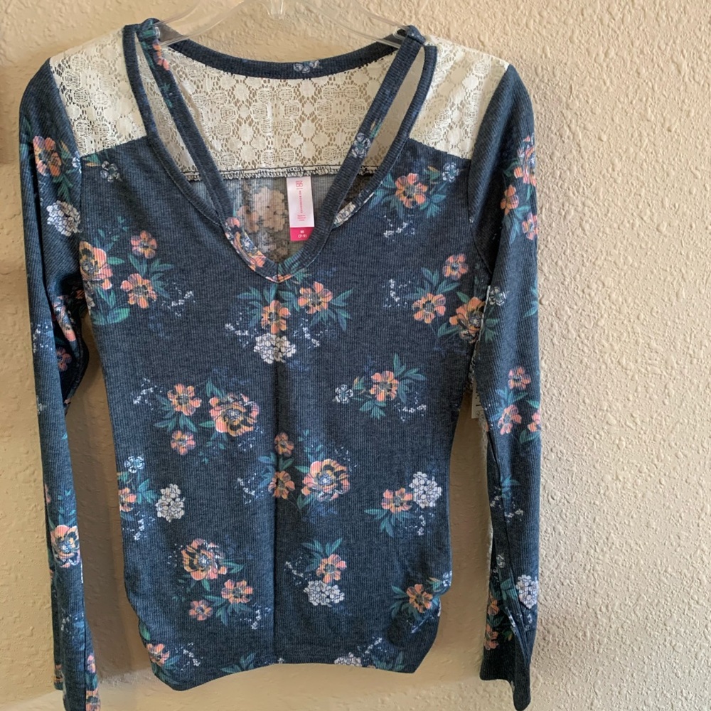 NWT No Boundaries Ladies size Medium Gray Floral Ribbed Long Sleeved Shirt